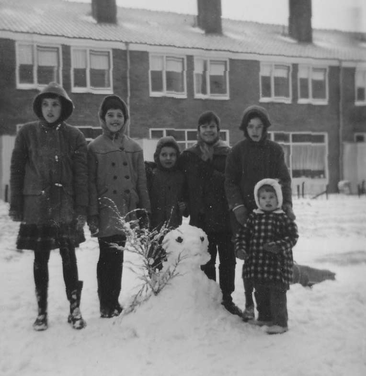 Dus maken we een sneeuwpop Foto: collectie Annette Jansen-Nieuwenhuize 
