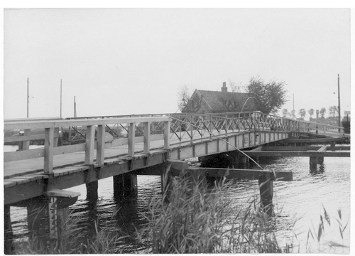 De eerste Sloterbrug, de draaibrug, gezien van Badhoevedorp naar Sloten;1938. Foto: beeldbank Stadsarchief Amsterdam <p><a href=\"http://beeldbank.amsterdam.nl/afbeelding/OSIM00005000776\">http://beeldbank.amsterdam.nl/afbeelding/OSIM00005000776</a></p>