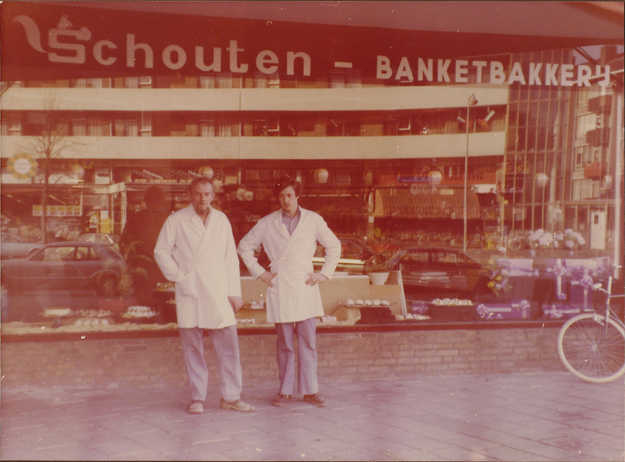 Banketbakkerij Schouten te Slotervaart  De overdracht van de winkel in 1980, met Cornelis Schouten (l.) en Wil Dielen (r.) 