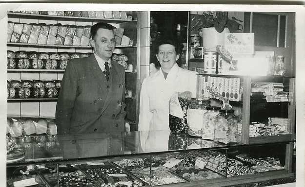 Arie en Jo v.d. Heiden Opa Arie van der Heijden is in 1939 gaan werken in de bakkerij op de Bos en Lommerweg. In 1942 trouwde hij met Jo, en nam hij samen met zijn vrouw de zaak over. 