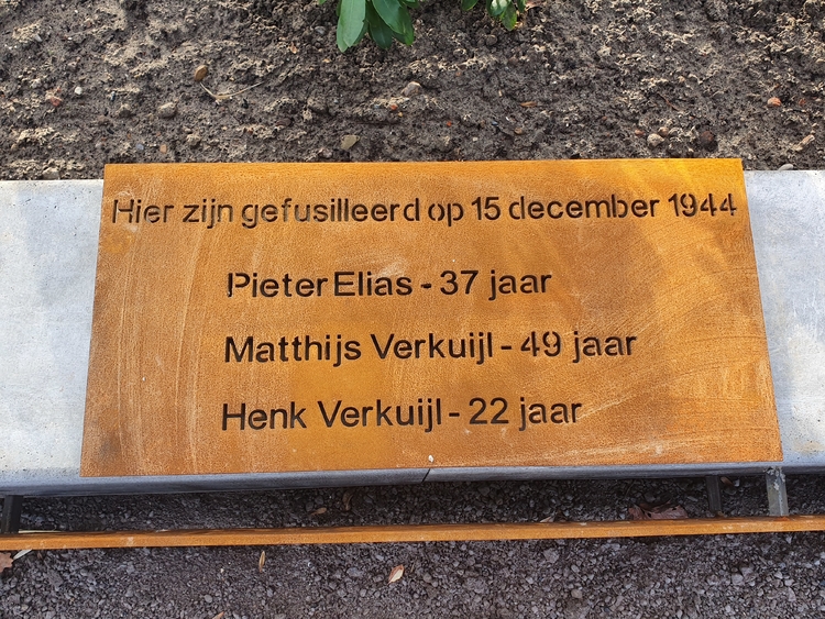 De plaquette bij het monument. Foto: Ruud van Koert, 2019. 