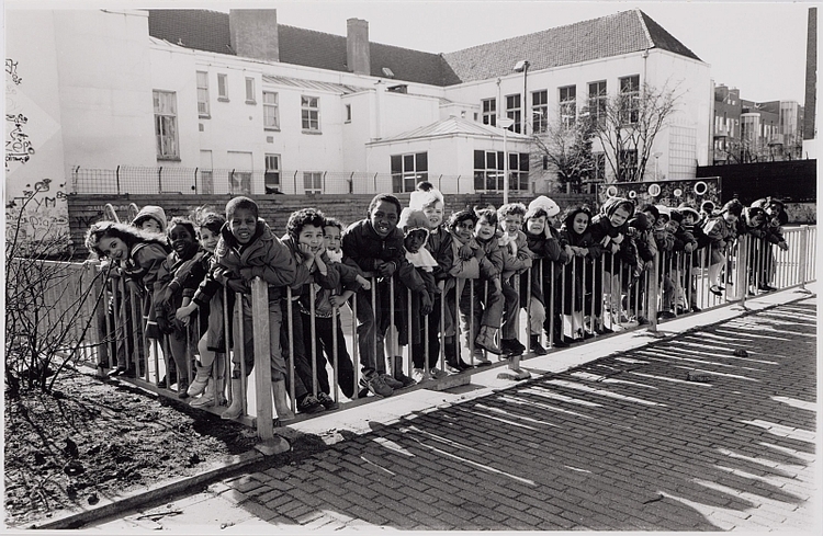 Schoolkinderen op een speelterrein. Bron: Stadsarchief Amsterdam, Foto: Martin Alberts, 11 maart 1985. 